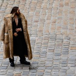 El actor y músico estadounidense Jared Leto posa a su llegada al desfile de Givenchy Menswear Primavera-Verano 2024 como parte de la Semana de la Moda de París, en el centro de París. | Foto:GEOFFROY VAN DER HASSELT / AFP