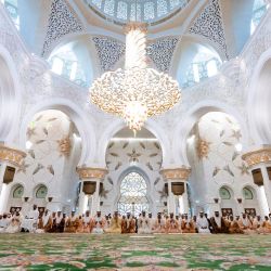 Esta imagen facilitada por el Ministerio de Asuntos Presidenciales de los EAU muestra al presidente de los EAU, Sheikh Mohamed bin Zayed al-Nahyan, durante las oraciones de la mañana para la fiesta musulmana de Eid al-Adha en la Gran Mezquita Sheikh Zayed en Abu Dhabi. | Foto:RYAN CARTER / Ministerio de Asuntos Presidenciales de los EAU / AFP