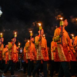 Jóvenes con antorchas participan en un desfile callejero para dar la bienvenida a la festividad musulmana de Eid al-Adha en Banda Aceh, Indonesia. | Foto:CHAIDEER MAHYUDDIN / AFP