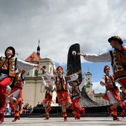 La gente baila danzas tradicionales ucranianas durante el espectáculo coreográfico "Danza de mi pueblo" durante la celebración del Día de la Constitución de Ucrania en Lviv, en medio de la invasión rusa de Ucrania. | Foto:YURIY DYACHYSHYN / AFP