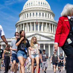 Turistas son evacuados durante un simulacro de evacuación programado en el Capitolio de Estados Unidos en Washington, DC. | Foto:JIM WATSON / AFP