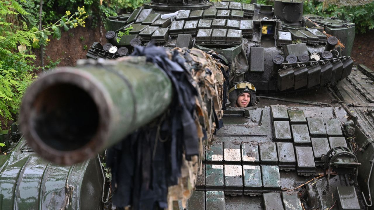 Un militar ucraniano sentado en un tanque T-72 en una posición en la región de Donetsk, en medio de la invasión rusa de Ucrania. | Foto:GENYA SAVILOV / AFP