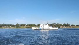 El guardacostas Río de la Plata es un barco habitualmente destinado a navegar río arriba del Paraná, cerca de Puerto Iguazú en la provincia de Misiones. (Foto Radio Sudámericana)