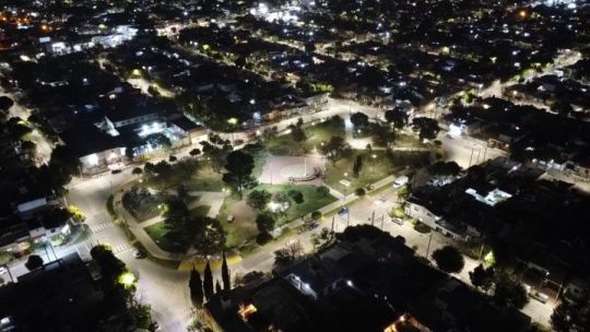 La totalidad de barrio Los Naranjos quedó iluminado con luces LED