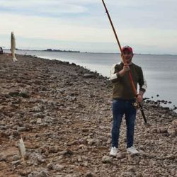 No solo de pesca embarcada se trata, hay muchos pescadores que prefieren la pesca de costa con óptimos resultados.