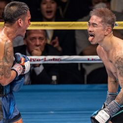 El japonés Kazuto Ioka lucha contra el estadounidense Joshua Franco durante su combate de boxeo por el título mundial supermosca de la AMB en Tokio. | Foto:YUICHI YAMAZAKI / AFP