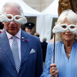 El rey Carlos III de Gran Bretaña y la reina Camilla de Gran Bretaña sostienen máscaras mientras asisten al Animal Ball en Lancaster House en Londres, para conmemorar el 20 aniversario de la organización benéfica de conservación de la vida silvestre Elephant Family. | Foto:HEATHCLIFF O'MALLEY / POOL / AFP