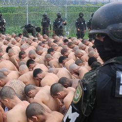 Esta foto difundida por las Fuerzas Armadas de Honduras muestra a miembros de la Policía Militar de Orden Público (PMOP) vigilando a reclusos durante una operación en la Penitenciaría Nacional El Pozo en Ilama, departamento de Santa Bárbara, Honduras. | Foto:AFP PHOTO / Fuerzas Armadas de Honduras