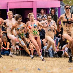 La gente participa en la carrera anual de desnudos en el Festival de Roskilde en el Camping Area Dream City, Roskilde, Dinamarca. | Foto:Ida Marie Odgaard / Ritzau Scanpix / AFP