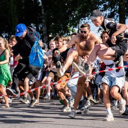 Los asistentes al festival corren mientras se inaugura el recinto del festival de música Roskilde Festival 2023. Roskilde Festival es uno de los mayores festivales de música de Europa. | Foto:Ida Marie Odgaard / Ritzau Scanpix / AFP