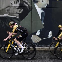 Los ciclistas pasan junto a un mural durante una sesión de entrenamiento, dos días antes del inicio de la 110ª edición del Tour de Francia de ciclismo, en Bilbao, en el norte de España. | Foto:MARCO BERTORELLO / AFP