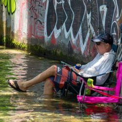 Los residentes se refrescan en Barton Creek en Austin, Texas. Una peligrosa y prolongada ola de calor cubrió el martes gran parte del sur de EE.UU., colapsando las carreteras y obligando a la gente a refugiarse en albergues con aire acondicionado, ya que las temperaturas superaron los 115 grados Fahrenheit (46 Celsius). | Foto:SUZANNE CORDEIRO / AFP