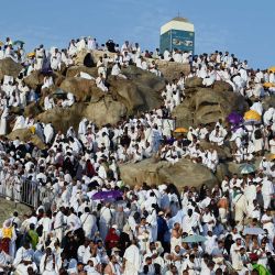 Peregrinos musulmanes abarrotan el monte Arafat de Arabia Saudí, también conocido como Yabal al-Rahma o Monte de la Misericordia, durante el punto culminante de la peregrinación del Hajj. | Foto:Sajjad Hussain / AFP