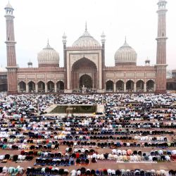 Personas ofrecen oraciones del Eid Al-Adha en una gran mezquita, en Nueva Delhi, India. | Foto:Xinhua/Str