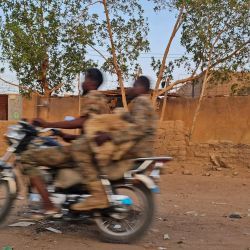 Soldados del ejército sudanés montan en moto en Jartum. | Foto:AFP