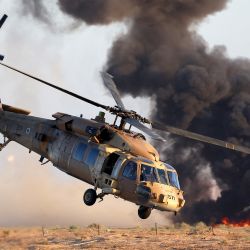 Un helicóptero israelí UH-60 Black Hawk actúa durante un espectáculo aéreo en la ceremonia de graduación de pilotos de la Fuerza Aérea israelí en la base de Hatzerim en el desierto del Negev, cerca de la ciudad sureña de Beer Sheva. | Foto:JACK GUEZ / AFP
