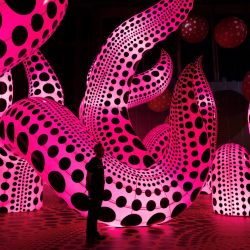 Un hombre admira una obra de arte titulada "Un ramo de amor que vi en el universo", que forma parte de una exposición de la artista japonesa Yayoi Kusama titulada "Tú, yo y los globos" en la galería Aviva Studios de Manchester, en el noroeste de Inglaterra. | Foto:OLI SCARFF / AFP