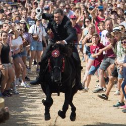 Un jinete galopa con una lanza durante la tradicional fiesta de San Juan en la localidad de Ciutadella, en la isla balear de Menorca. | Foto:JAIME REINA / AFP)