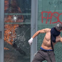 Un manifestante se enfrenta a la policía durante una marcha en conmemoración de la muerte de un adolescente por disparos de un policía, en el suburbio parisino de Nanterre, Francia. | Foto:ALAIN JOCARD / AFP