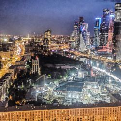 Una vista general muestra los edificios del Centro Internacional de Negocios de Moscú y el río Moskva en el centro de Moscú. | Foto:ALEXANDER NEMENOV / AFP