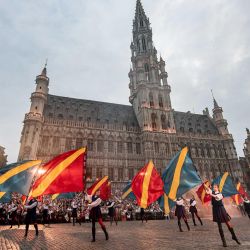 Varias personas participan en el desfile histórico "Ommegang Oppidi Bruxellensis" en el centro de Bruselas. | Foto:JONAS ROOSENS / BELGA / AFP