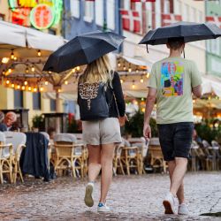 Varias personas utilizan paraguas para resguardarse de la lluvia en Copenhague, Dinamarca. | Foto:Liselotte Sabroe / Ritzau Scanpix / AFP