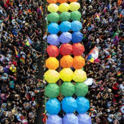Vista aérea de activistas por los derechos de género y miembros y simpatizantes de la comunidad LGBTQ+ que participan en el Desfile del Orgullo en Tijuana, estado de Baja California, México. | Foto:Guillermo Arias / AFP