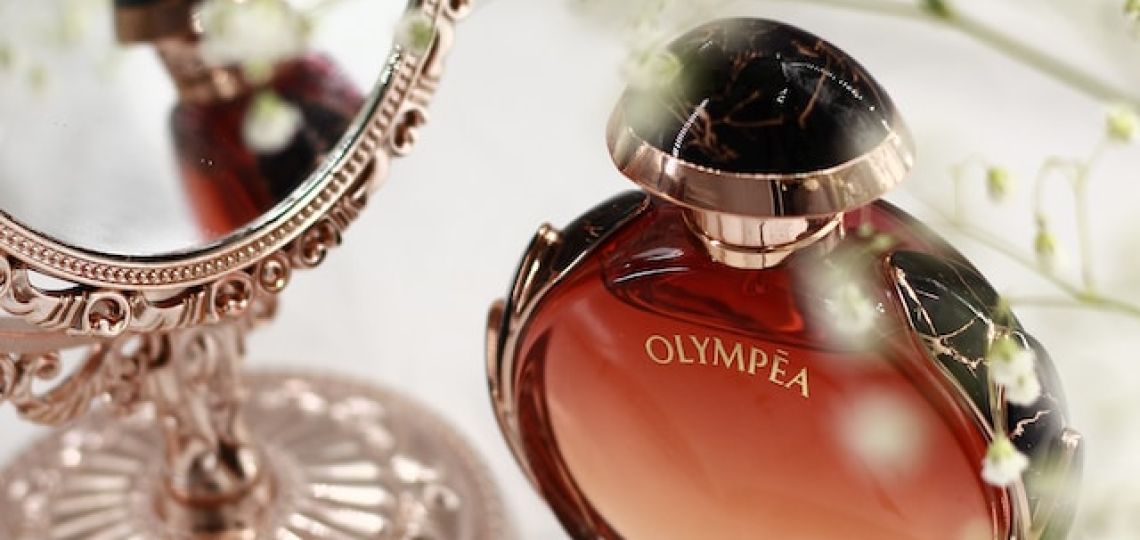 El aroma del poder femenino: sumergite en el seductor perfume Olympéa, que evoca la fuerza y la belleza de Cleopatra