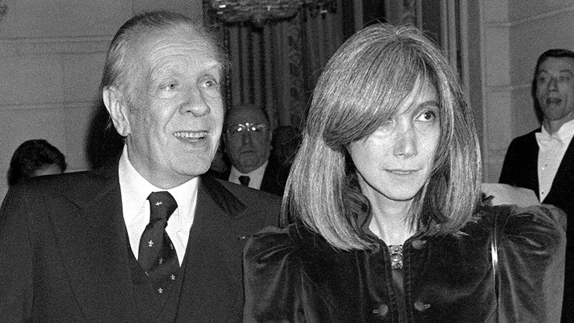Jorge Luis Borges and María Kodama arrive at the Élysée Palace in Paris on January 19, 1983, before being awarded with the Legion of Honour by French President François Mitterrand.