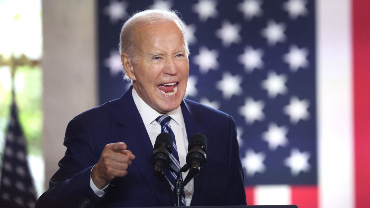 El presidente estadounidense Joe Biden desvela su plan económico durante un acto en el vestíbulo del antiguo edificio de correos en Chicago, Illinois. También está previsto que asista a un acto de recaudación de fondos durante la visita. | Foto:SCOTT OLSON / GETTY IMAGES NORTH AMERICA / Getty Images via AFP