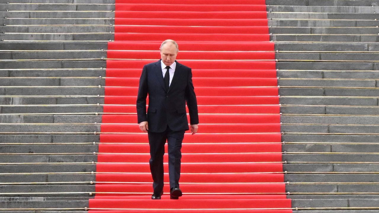 El presidente ruso, Vladimir Putin, baja las escaleras para dirigirse a las tropas del Ministerio de Defensa, la Guardia Nacional, el servicio de seguridad FSB y el Ministerio del Interior reunidas en la Plaza Sobornaya desde el porche del Palacio de las Facetas en los terrenos del Kremlin en el centro de Moscú. | Foto:SERGEI GUNEYEV / SPUTNIK / AFP