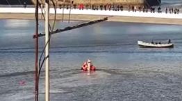 Rescate de un hombre en el agua en Puerto Madero