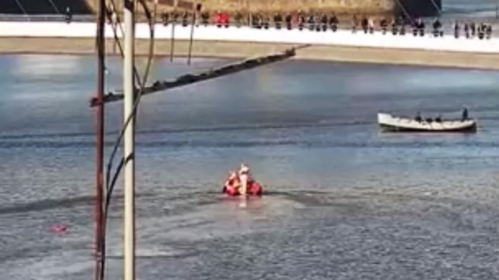 Rescate de un hombre en el agua en Puerto Madero