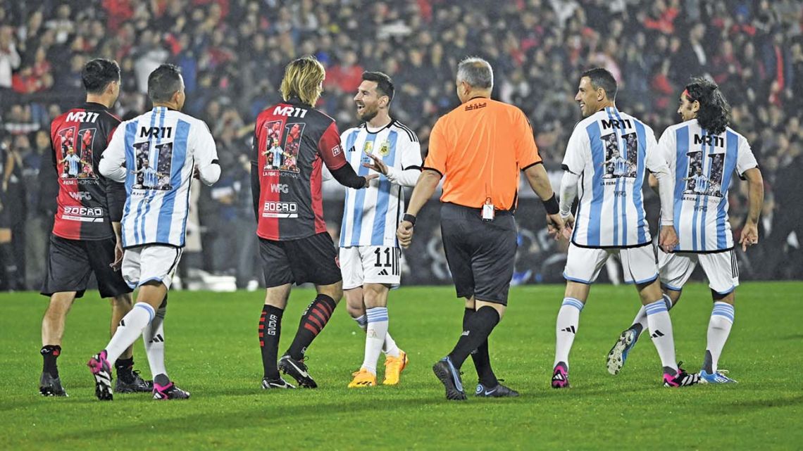 Lionel Messi enjoys the tribute to Maxi Rodríguez at Newell's Old Boys.
