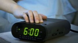 Por qué nos despertamos antes que suene la alarma