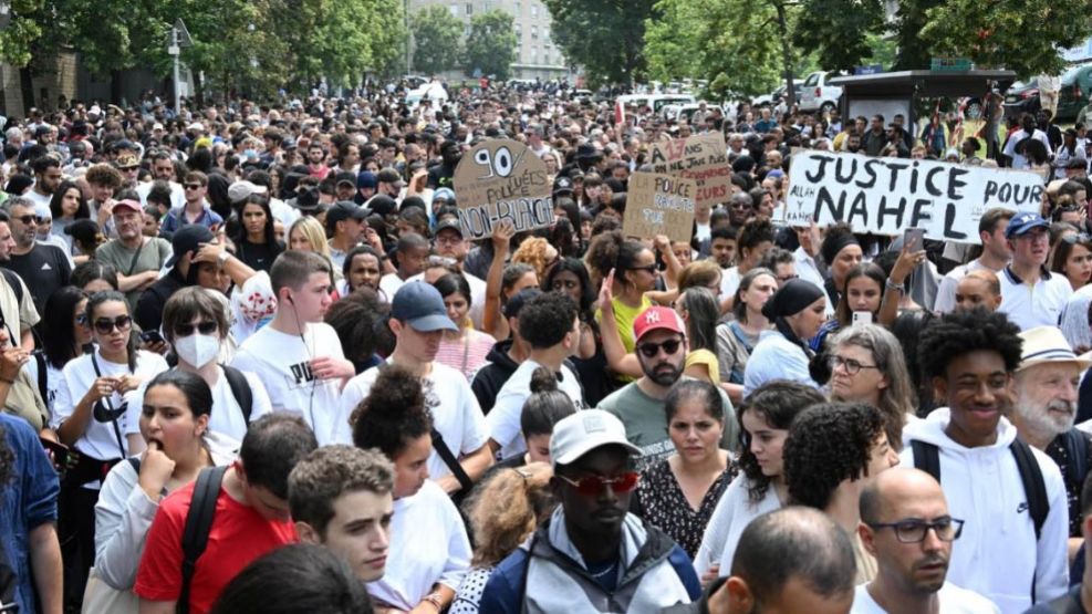 Las manifestaciones violentas se extendieron por varias zonas de Francia para pedir justicia (AFP).  