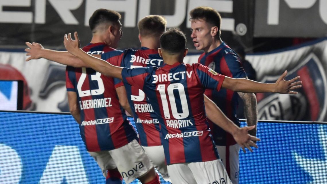 San Lorenzo partió desde Rosario Central y escoltó desde River