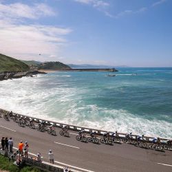 El pelotón de ciclistas pedalea a lo largo de la costa del Golfo de Vizcaya, cerca de Getaria, en la región vasca del norte de España, durante la 3ª etapa de la 110ª edición de la carrera ciclista Tour de Francia. | Foto:THOMAS SAMSON / AFP