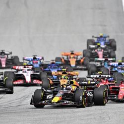 El piloto holandés de Red Bull Racing Max Verstappen toma la delantera durante el Gran Premio de Austria de Fórmula Uno en el circuito de Red Bull en Spielberg, Austria. | Foto:JOE KLAMAR / AFP