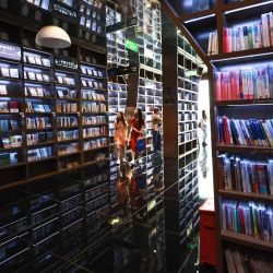 Esta foto muestra a la gente visitando una librería en Guiyang, en la provincia suroccidental china de Guizhou. | Foto:AFP