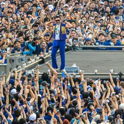 Los fans reaccionan mientras el cantante surcoreano PSY actúa durante su concierto "Summer Swag 2023" en el Estadio Olímpico Jamsil de Seúl. | Foto:ANTHONY WALLACE / AFP