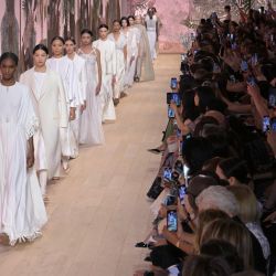 Modelos presentan creaciones de Christian Dior durante la Semana de la Moda de Alta Costura Femenina Otoño/Invierno 2023/2024 en París. | Foto:ALAIN JOCARD / AFP