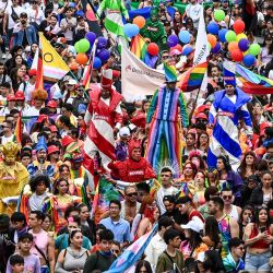 Un grupo de personas participa en el desfile anual del Orgullo Gay en Bogotá, Colombia. | Foto:JUAN BARRETO / AFP