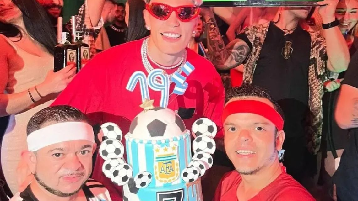 Alejandro Garnacho celebrated his birthday with a cake from the Argentine National Team