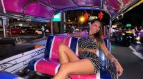 Pampita tuvo una escapada en la noche de Bangkok arriba de un Tuk Tuk