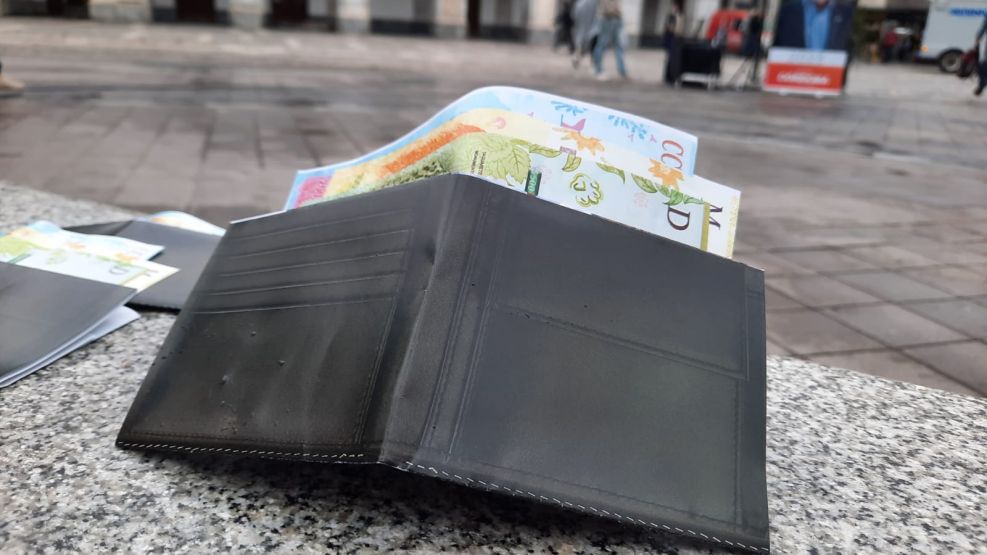 billetera con poco dinero