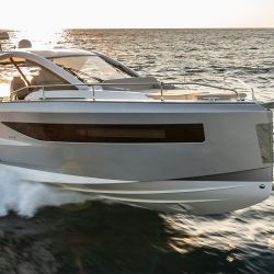 Jeanneau presentó su nuevo modelo de la línea DB Yachts. La propuesta de este day boat ágil y de espacioso exterior