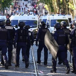 Agentes de policía caminan durante una manifestación contra la policía en Marsella, sur de Francia, tras una cuarta noche consecutiva de disturbios en Francia por la muerte de un adolescente a manos de la policía. | Foto:CLEMENT MAHOUDEAU / AFP