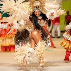 Artistas de la Asociación Garantido actúan durante el festival folclórico anual conocido como Boi Bumba en el Bumbódromo, en Parintins, una isla en el río Amazonas a unos 370 km al este de Manaos, en el norte de Brasil. | Foto:MICHAEL DANTAS / AFP