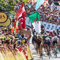 El ciclista belga del Alpecin-Deceuninck Jasper Philipsen esprinta por delante del ciclista belga del Jumbo-Visma Wout Van Aert hacia la meta para ganar la 3ª etapa de la 110ª edición del Tour de Francia de ciclismo, 193,5 km entre Amorebieta-Etxano en el norte de España y Bayona en el suroeste de Francia. | Foto:Anne-Christine Poujoulat / AFP